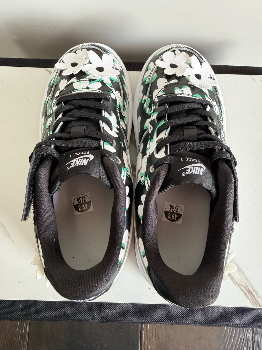 Nike brand NEW Girl size 2.5, Force 1 Low LV8 EasyOn